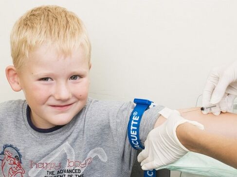 Çocuk, parazitlerle enfeksiyon şüphesi olması durumunda analiz için kan bağışlar. 